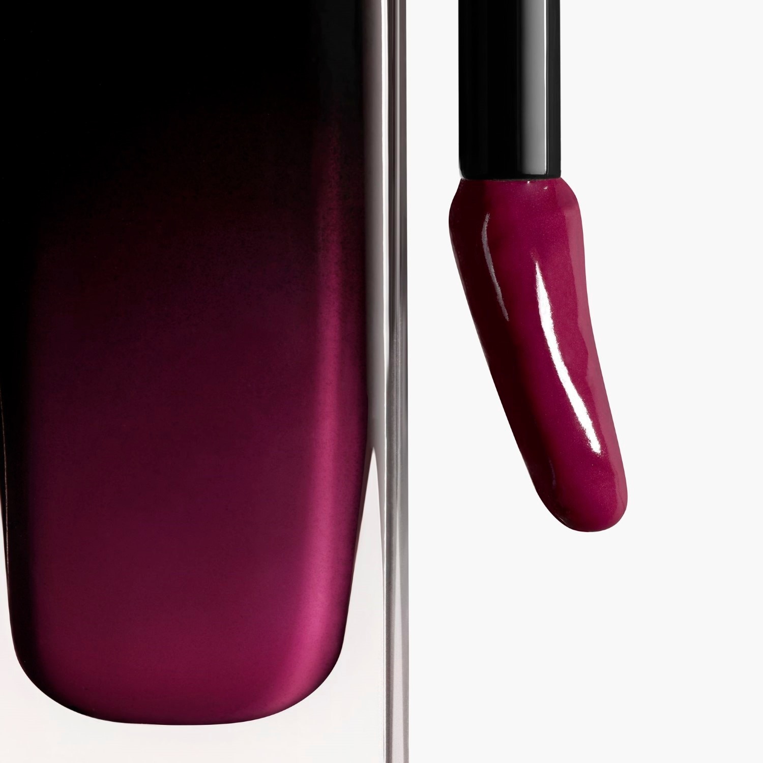 LA BARRA DE LABIOS LÍQUIDA BRILLANTE DE LARGA DURACIÓN